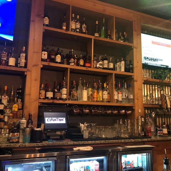 Photo prise au RusTeak Restaurant And Wine Bar par Mark L. le8/3/2019