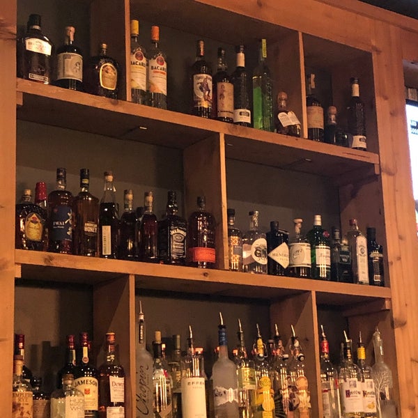 Photo prise au RusTeak Restaurant And Wine Bar par Mark L. le10/8/2019
