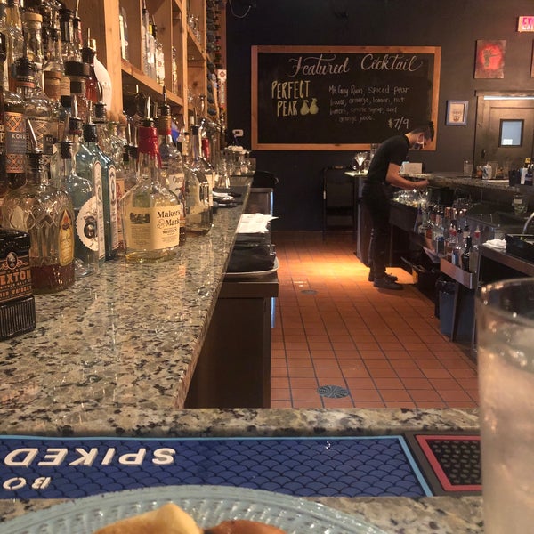10/30/2020 tarihinde Mark L.ziyaretçi tarafından RusTeak Restaurant And Wine Bar'de çekilen fotoğraf