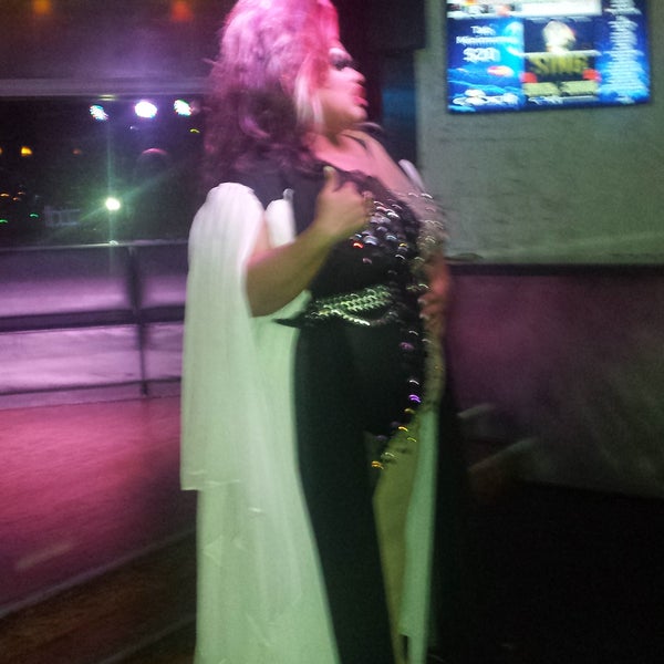Awesome drag show on Monday night!  Drinks are so inexpensive compared to other DC bars.