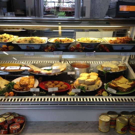 10/20/2012 tarihinde Teresa B.ziyaretçi tarafından Porta Via Italian Foods'de çekilen fotoğraf