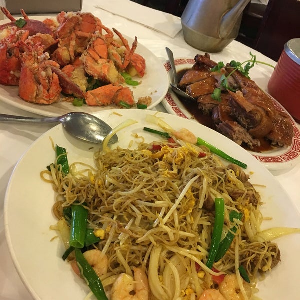 Снимок сделан в Confucius Seafood Restaurant пользователем Sean D. 7/2/2016