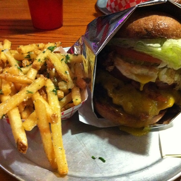 Foto scattata a Burger Me da Randy L. il 1/6/2013