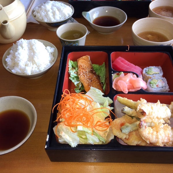 Foto scattata a Ahi Sushi &amp; Hibachi da Denis B. il 1/11/2014