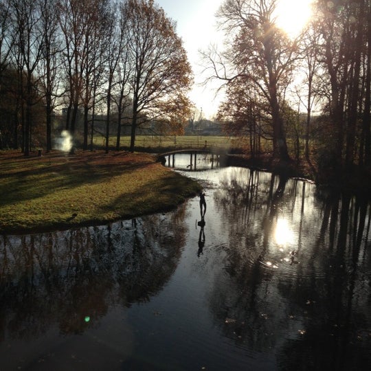 รูปภาพถ่ายที่ Kasteel Oud Poelgeest โดย Dash &. เมื่อ 11/22/2012