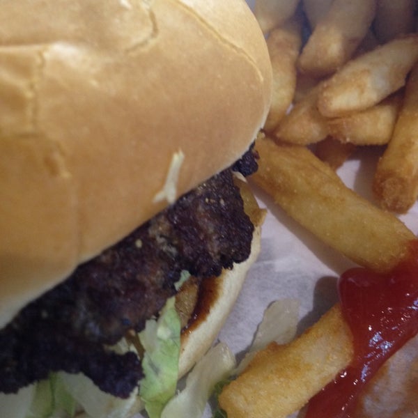 Photo taken at Billy Bob&#39;s Burgers by Docwynn on 4/22/2014