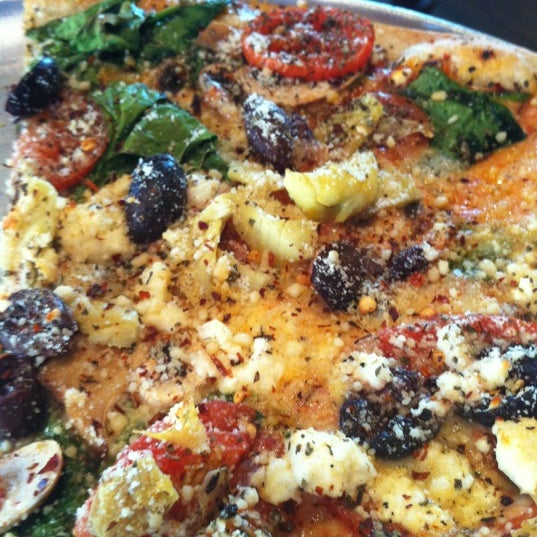 Foto tomada en West Crust Artisan Pizza  por Mandy F. el 1/18/2013