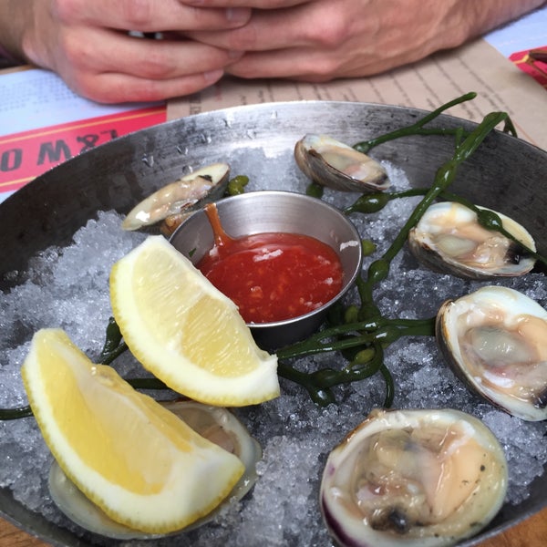 Foto scattata a L&amp;W Oyster Co. da Eric A. il 5/9/2015