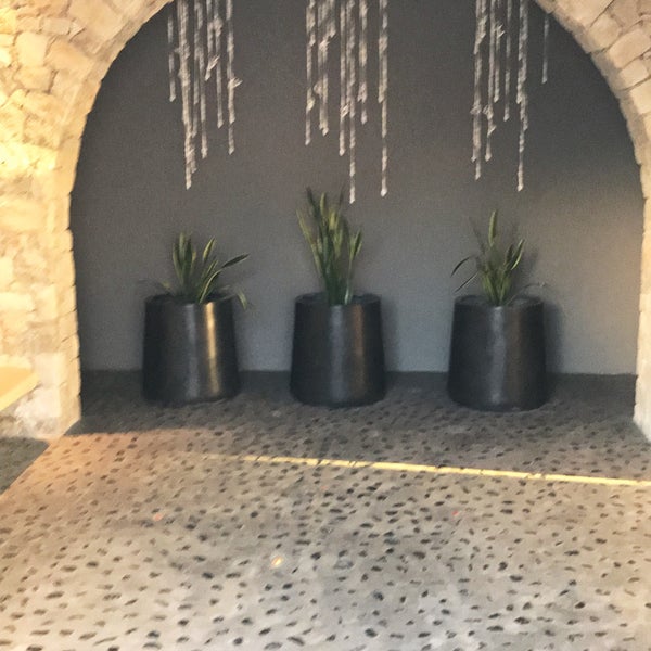Foto diambil di Kouros Hotel &amp; Suites oleh Gulay A. pada 7/1/2018