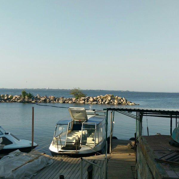 Пироговское водохранилище тихая бухта. Клязьминское водохранилище пирогово. Лодочная станция водохранилище. Мытищи пирогово тихая бухта. Пироговское водохранилище пляжи бухта радости.