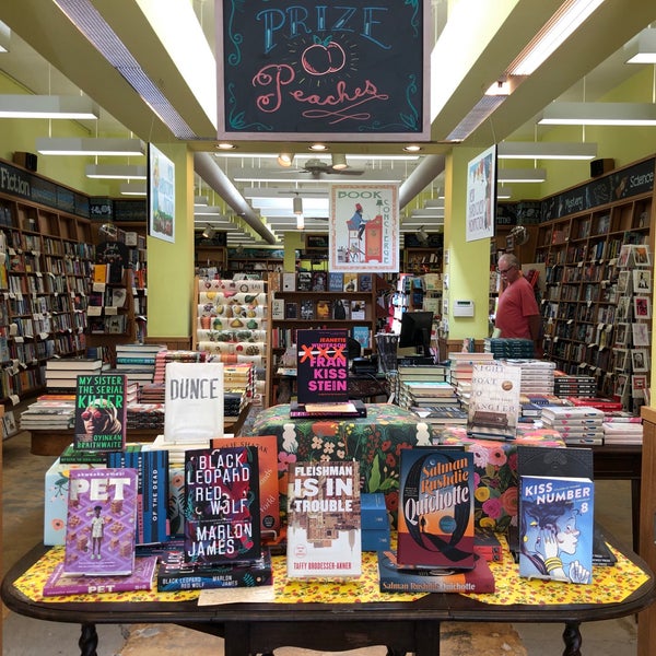 รูปภาพถ่ายที่ The Booksmith โดย D L. เมื่อ 10/6/2019