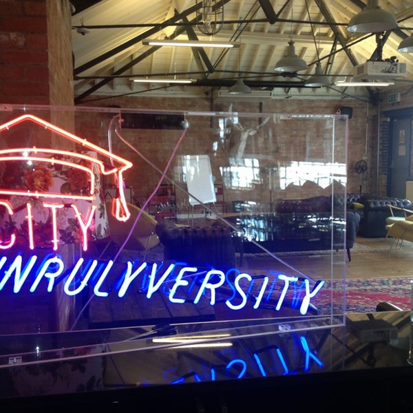 รูปภาพถ่ายที่ The Old Unruly HQ โดย Eddie T. เมื่อ 1/30/2013