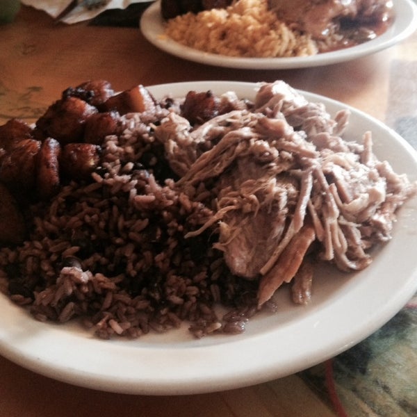 9/21/2013 tarihinde Mikey B.ziyaretçi tarafından Latin Cabana Restaurant'de çekilen fotoğraf