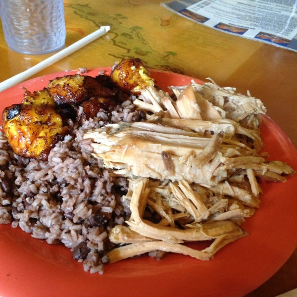 2/1/2014 tarihinde Mikey B.ziyaretçi tarafından Latin Cabana Restaurant'de çekilen fotoğraf