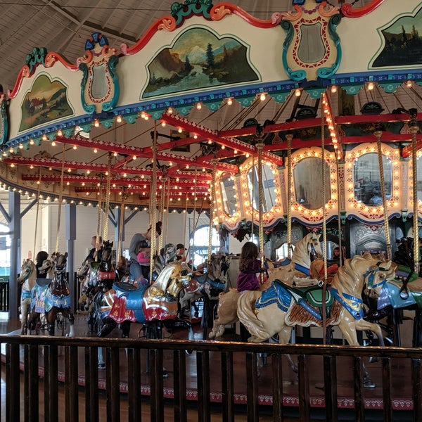 Снимок сделан в Santa Monica Pier Carousel пользователем Renee 5/27/2019