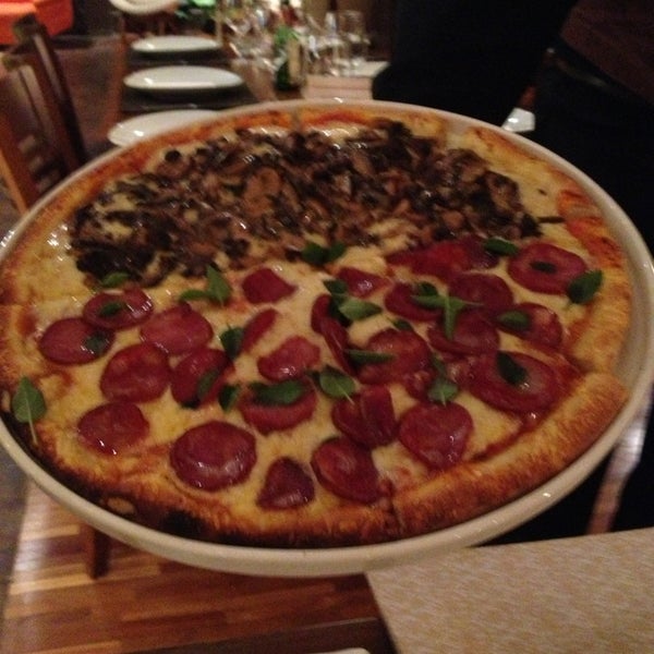 1/18/2013 tarihinde Nelson L.ziyaretçi tarafından Pezzi Pizzeria Gourmet'de çekilen fotoğraf