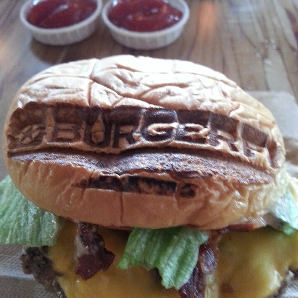 Foto scattata a BurgerFi da John M. il 5/11/2013