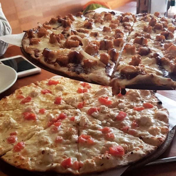 Снимок сделан в The Upper Crust Pizzeria пользователем Ayla S. 3/16/2019