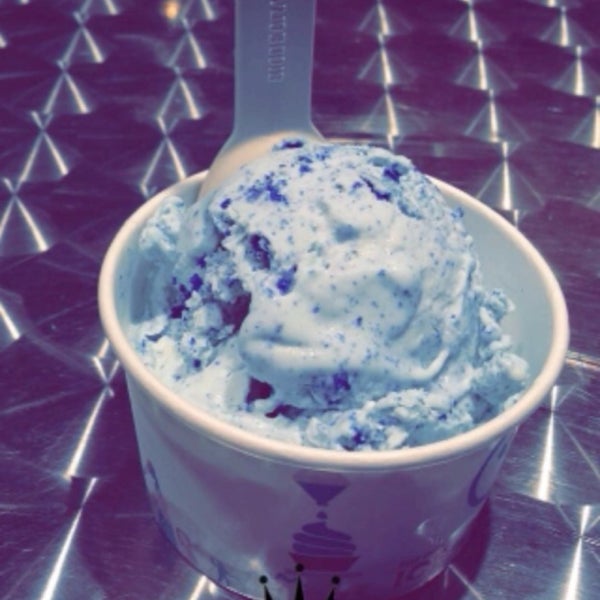 Yummiest blue velvet ice cream and their way of making it is enjoyable 💙👌🏽