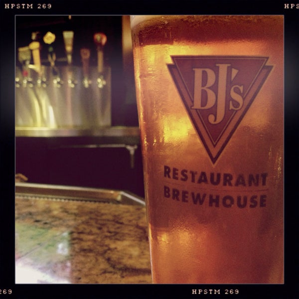 Foto diambil di BJ&#39;s Restaurant &amp; Brewhouse oleh E O. pada 1/30/2015