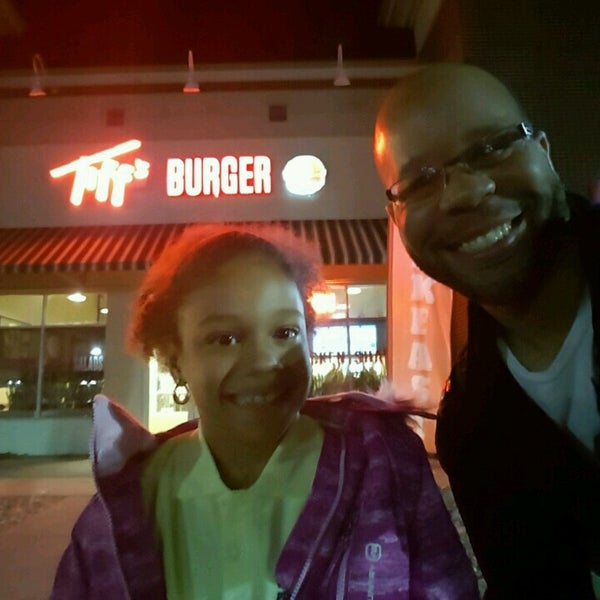 11/18/2016 tarihinde Marvin J.ziyaretçi tarafından Tiff&#39;s Burger'de çekilen fotoğraf