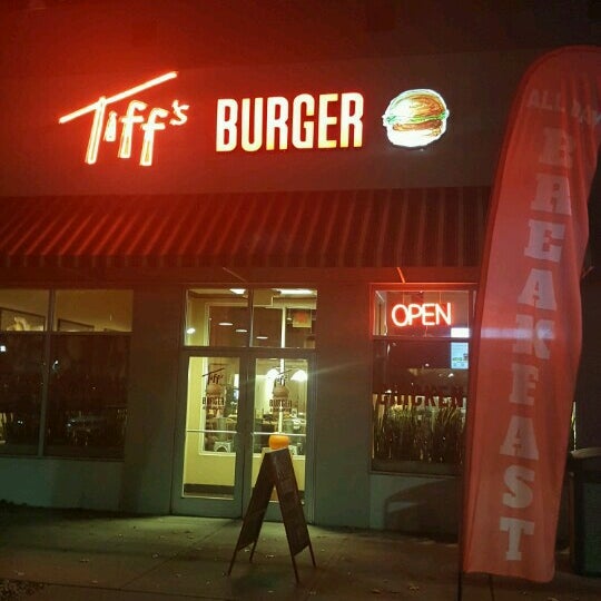 Das Foto wurde bei Tiff&#39;s Burger von Marvin J. am 11/18/2016 aufgenommen