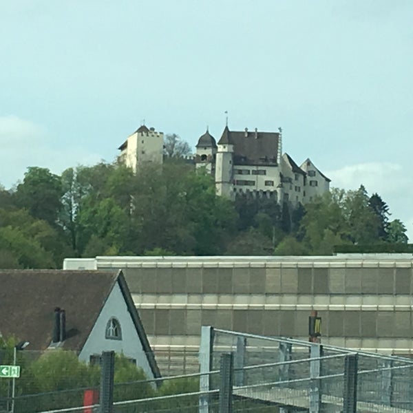 Das Foto wurde bei Schloss Lenzburg von Roman K. am 4/22/2016 aufgenommen