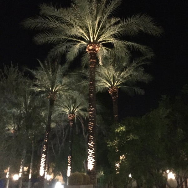 รูปภาพถ่ายที่ Hilton Scottsdale Resort &amp; Villas โดย Adam S. เมื่อ 8/26/2016