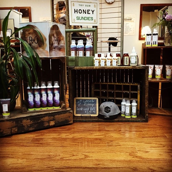 2/27/2015 tarihinde Jay B.ziyaretçi tarafından Local Honey Salon'de çekilen fotoğraf