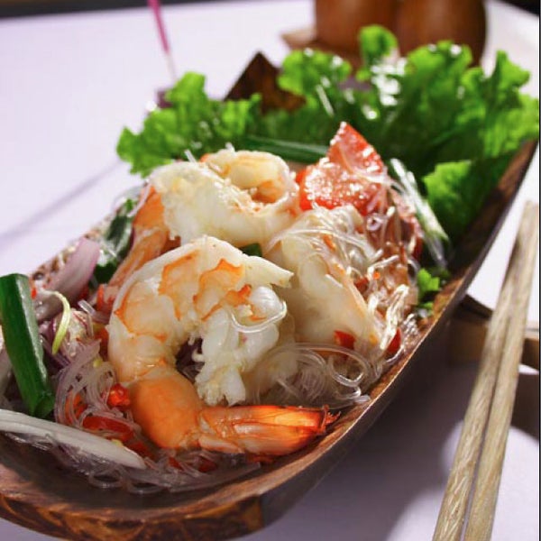 Şefin tavsiyeleri ballı ızgara somon, kaju fıstıklı deniz mahsulleri, tom yam kung, pad thai, yeşil körili tavuk ve istiridye soslu biftek.