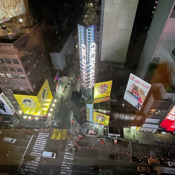 รูปภาพถ่ายที่ Renaissance New York Times Square Hotel โดย E Y. เมื่อ 9/13/2021