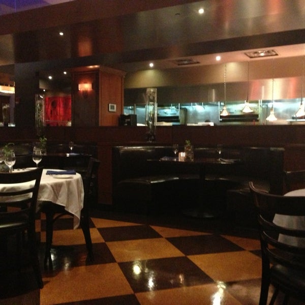 Foto tirada no(a) Bleu Restaurant and Lounge por Christine M. em 2/26/2013