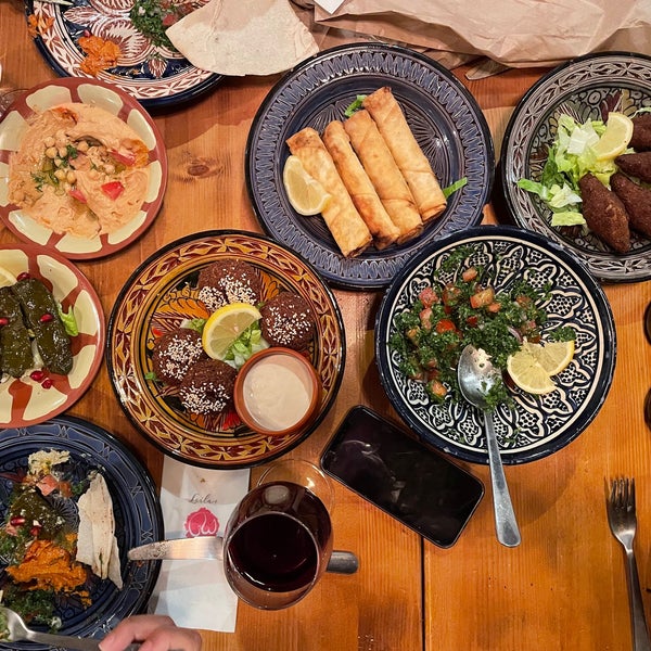 Снимок сделан в Leila&#39;s Authentic Lebanese Cuisine пользователем Florian E. 12/30/2021