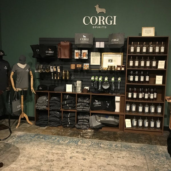 Foto tirada no(a) Corgi Spirits at The Jersey City Distillery por Priya S. em 3/11/2018