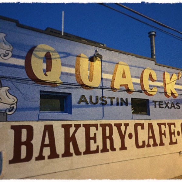 รูปภาพถ่ายที่ Quack&#39;s 43rd St Bakery โดย Mike H. เมื่อ 6/30/2016