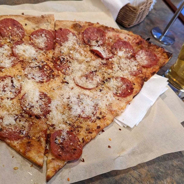 Снимок сделан в Bobby G&#39;s Pizzeria пользователем Ben F. 2/11/2023