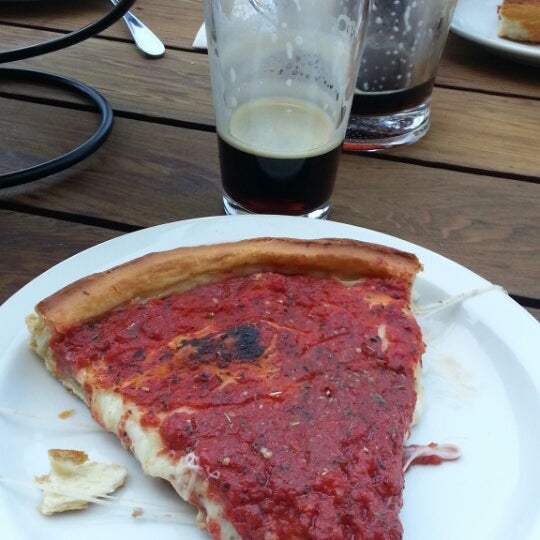 Foto tirada no(a) Patxi’s Pizza por Darren M. em 6/7/2013