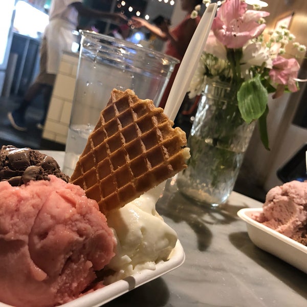 6/13/2018 tarihinde John L.ziyaretçi tarafından Jeni&#39;s Splendid Ice Creams'de çekilen fotoğraf