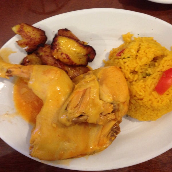Снимок сделан в Havana Restaurant пользователем Rebecca H. 2/20/2015