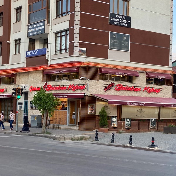 Foto scattata a Köfte&#39;s Balaban Kebap &amp; Çibörek da Ferhat Ç. il 9/12/2021