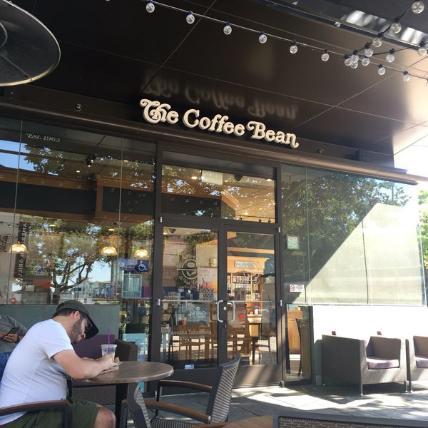Photo taken at The Coffee Bean &amp; Tea Leaf by R C. on 7/28/2017