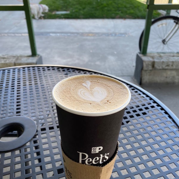 รูปภาพถ่ายที่ Peet&#39;s Coffee &amp; Tea โดย R C. เมื่อ 1/1/2020