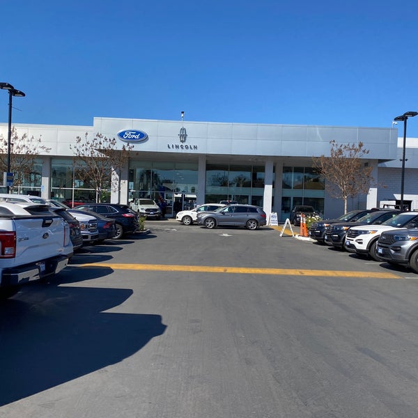 Norm Reeves Ford Superstore Cerritos'ta Auto Dealership