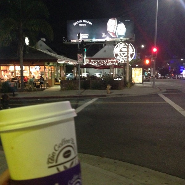 Photo taken at The Coffee Bean &amp; Tea Leaf by R C. on 11/7/2014