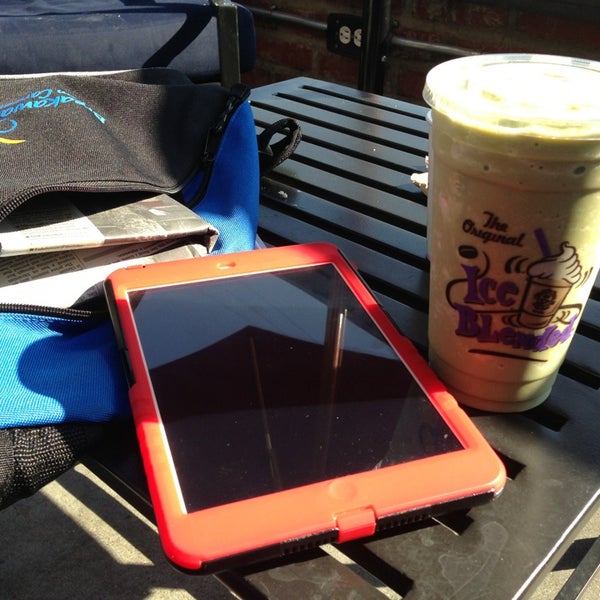 Photo taken at The Coffee Bean &amp; Tea Leaf by R C. on 8/8/2014