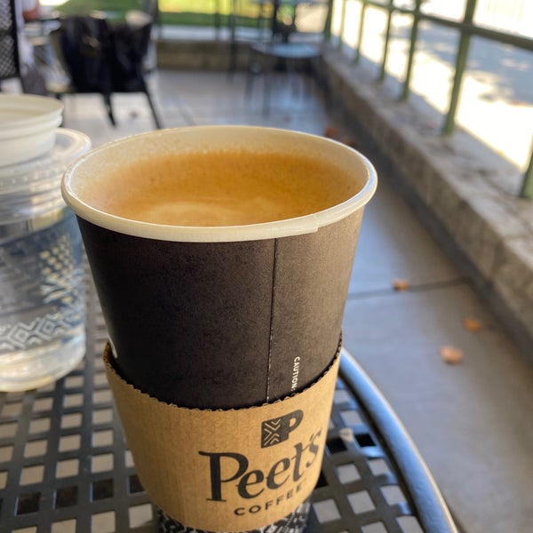 รูปภาพถ่ายที่ Peet&#39;s Coffee &amp; Tea โดย R C. เมื่อ 10/26/2021