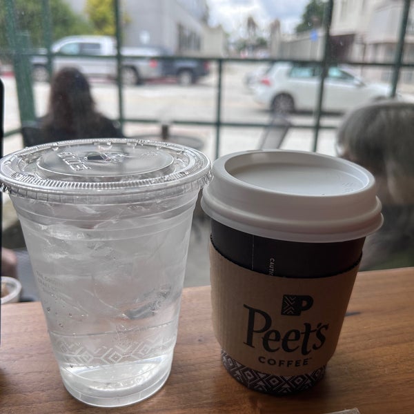 Foto tirada no(a) Peet&#39;s Coffee &amp; Tea por R C. em 5/5/2023