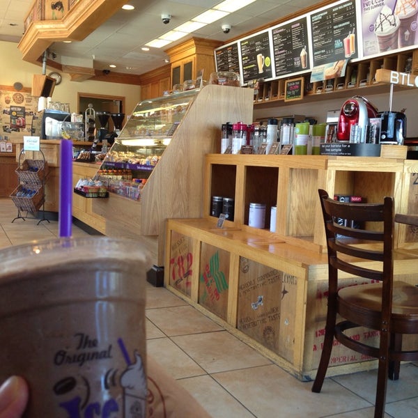 Photo taken at The Coffee Bean &amp; Tea Leaf by R C. on 8/30/2014
