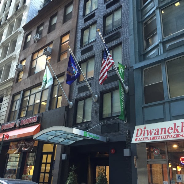 Foto diambil di Holiday Inn New York City - Wall Street oleh R C. pada 10/23/2015
