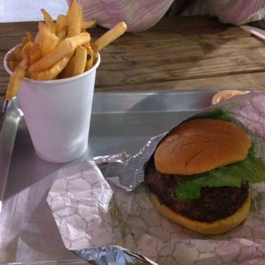 Das Foto wurde bei Stuffed Burger von Gloria am 10/25/2012 aufgenommen